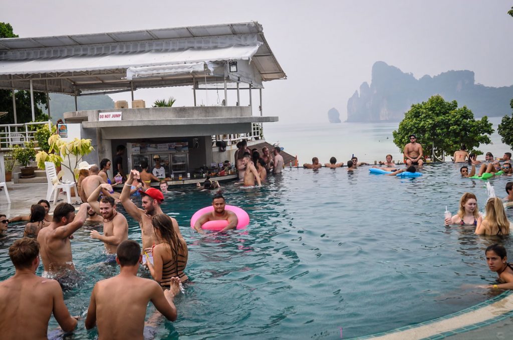 泰国公主钻石度假村皮皮岛泳池派对