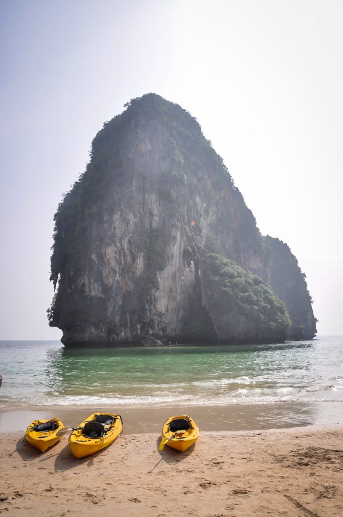 泰国甲米铁路海滩攀岩