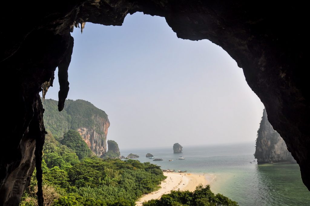 泰国甲米铁路海滩攀岩