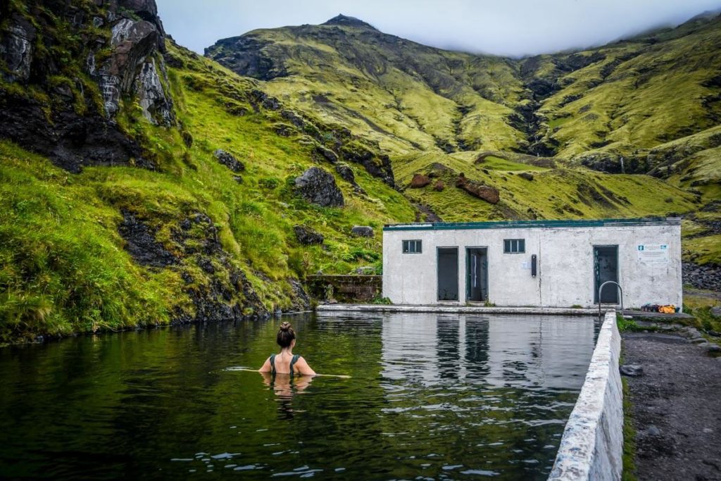 冰岛Seljavallalaug游泳池
