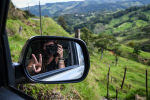 在哥斯达黎加乡下租一辆带相机的车