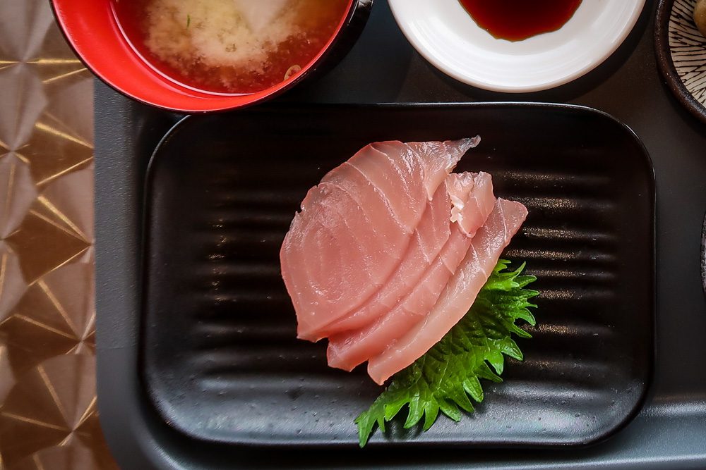 在日本吃的食物包括生鱼片
