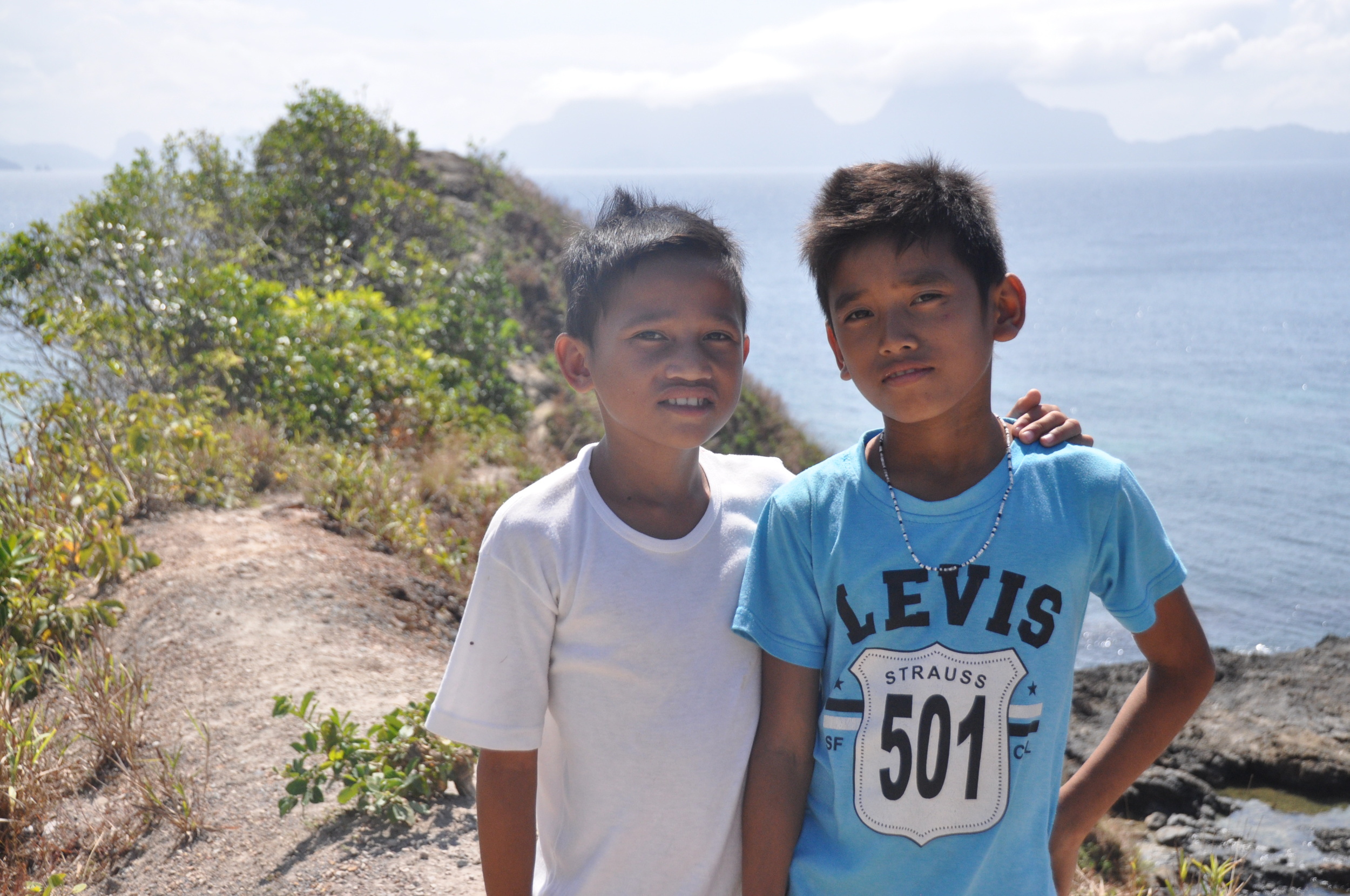 塞萨尔和阿方索，两个可爱的男孩我们在那克潘海滩附近散步时认识的。