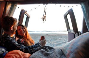 海滩上的露营车日落，凯蒂和本