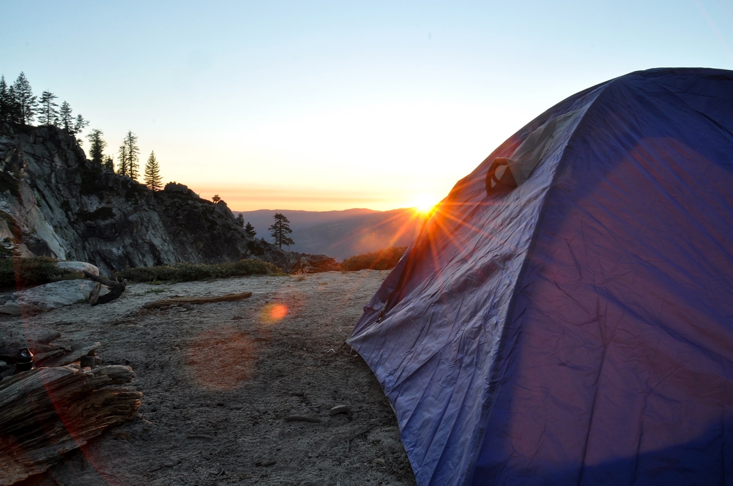 日落时分搭帐篷