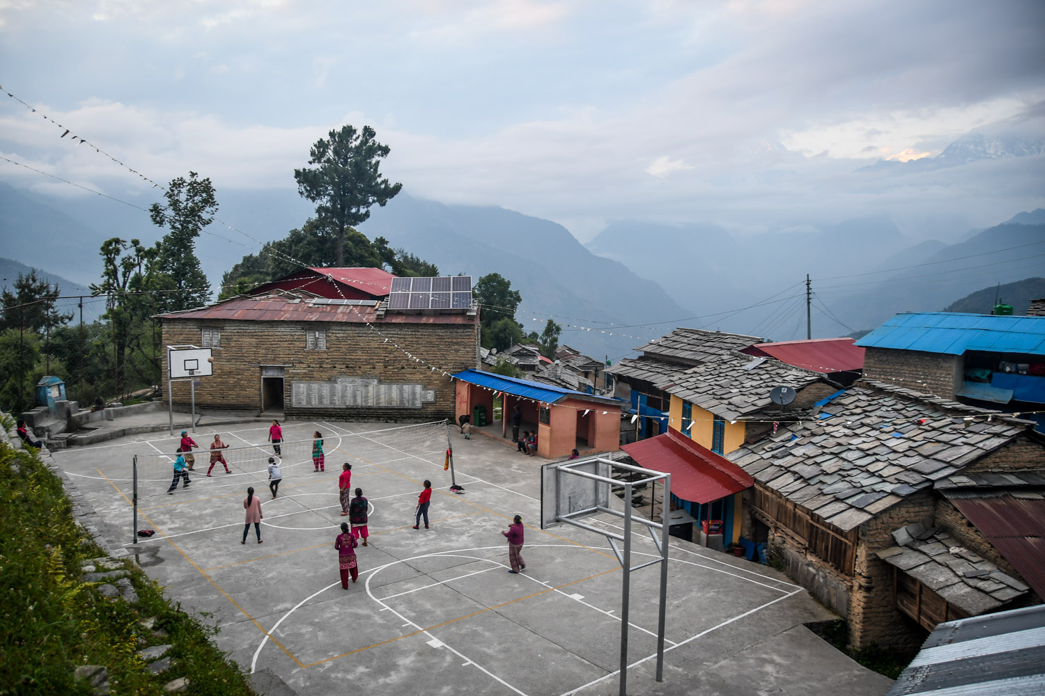 Mohare Danda Trek当地人在打排球