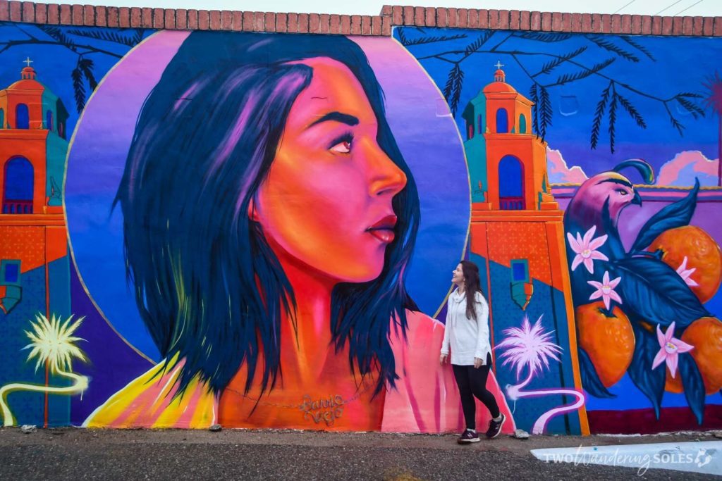 女孩在巴里奥维耶霍街头艺术