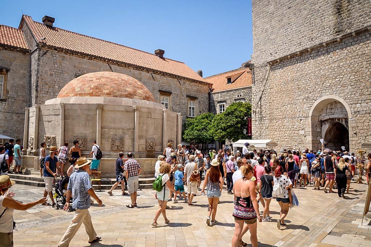 7月的克罗地亚挤满了游客。如果让我们重来一次，我们就不会在旅游旺季去了。稍加研究就可以告诉我们，如果你想避开人群，7月可能不是去旅游的最佳时间!