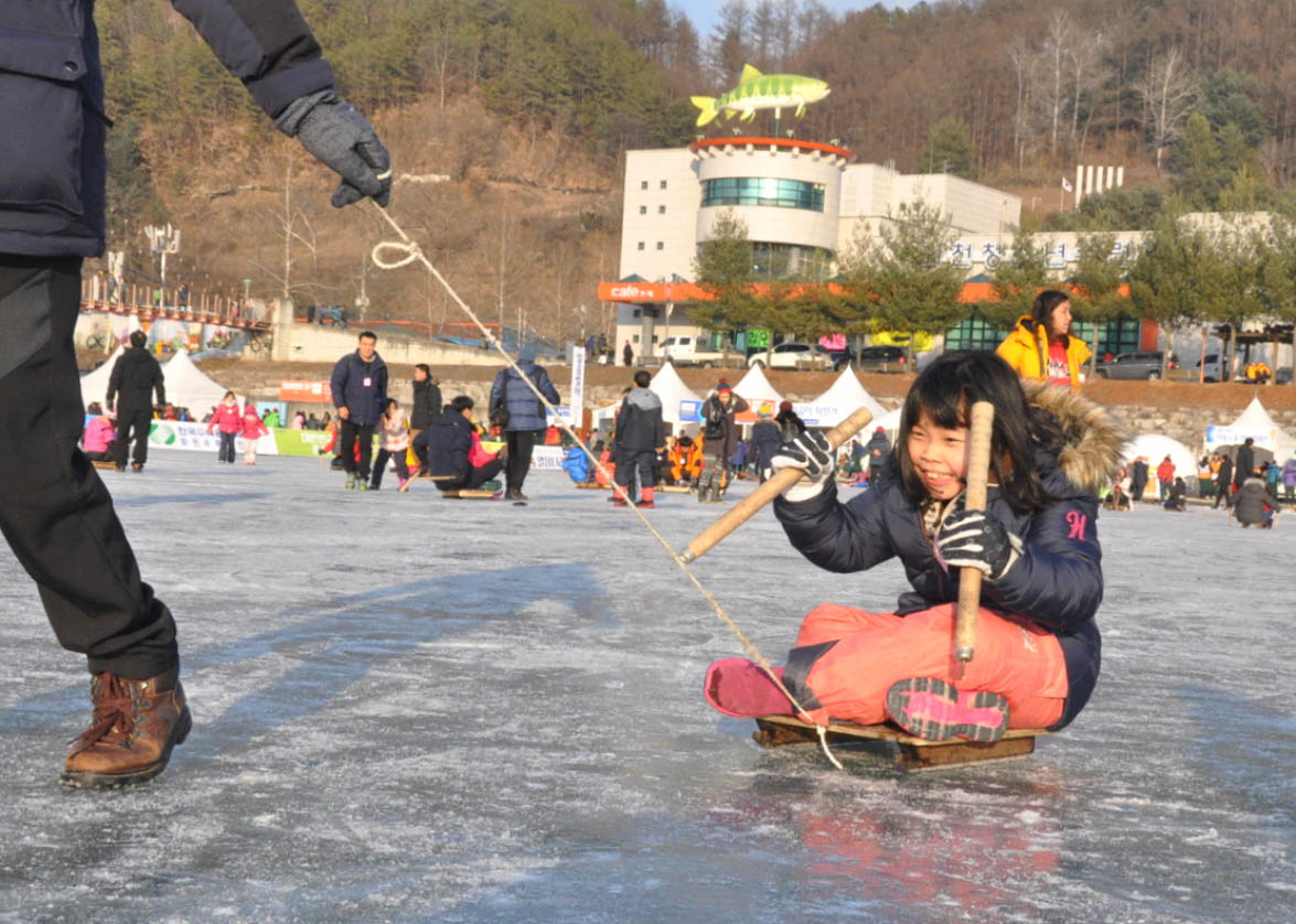 华川冰上钓鱼节探险韩国