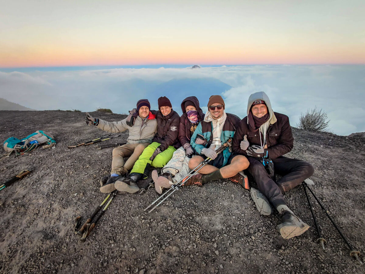 在火地火山上裹得严严的，看日落