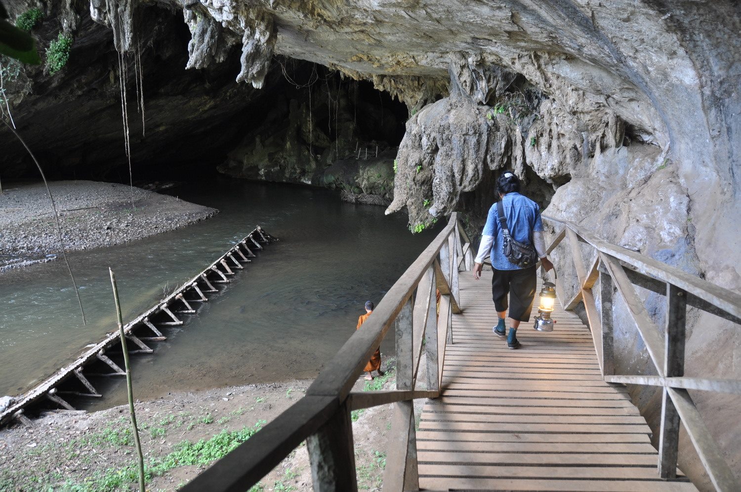 Lod洞穴完整指南派，泰国