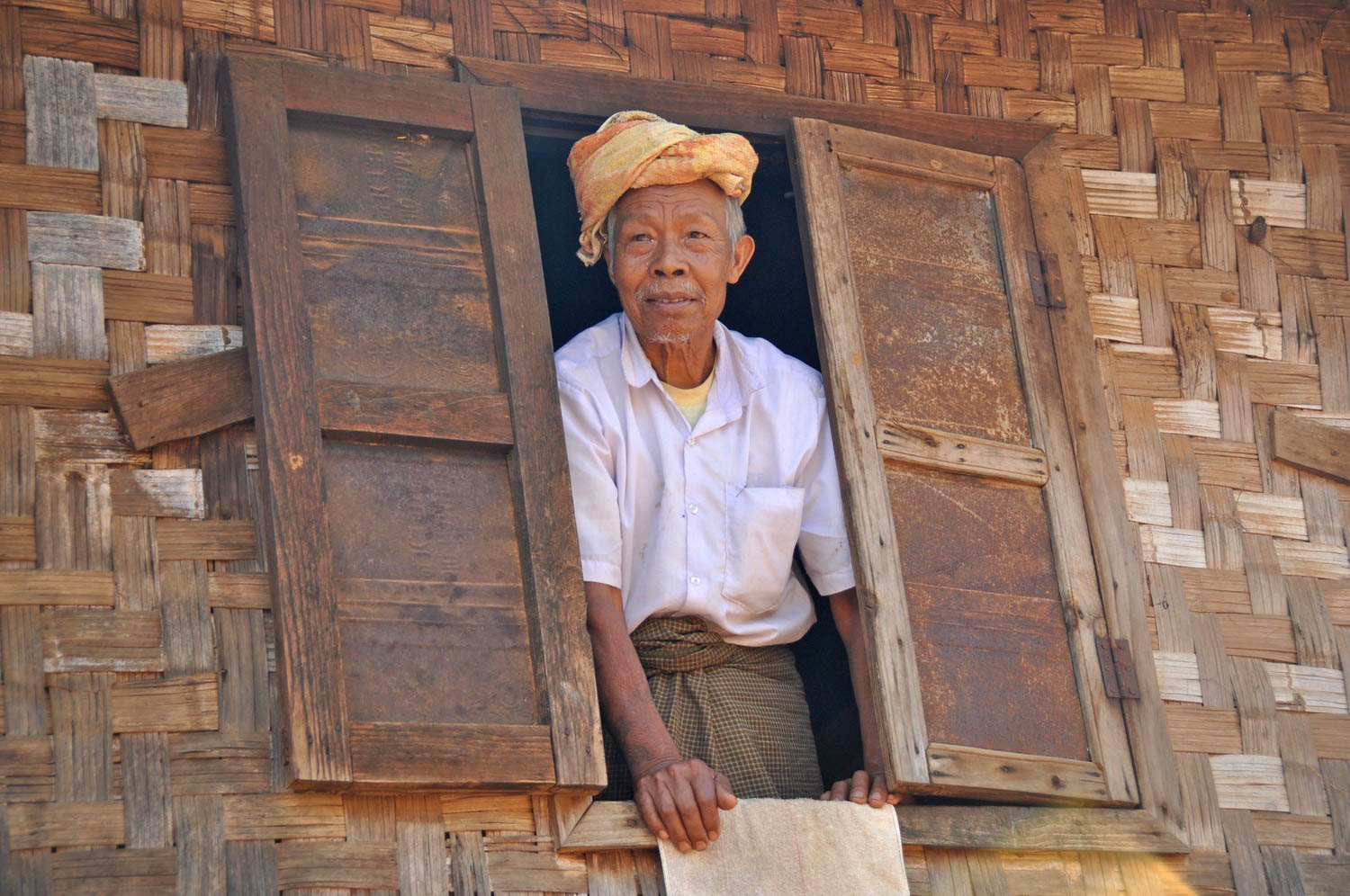 缅甸老人在窗口