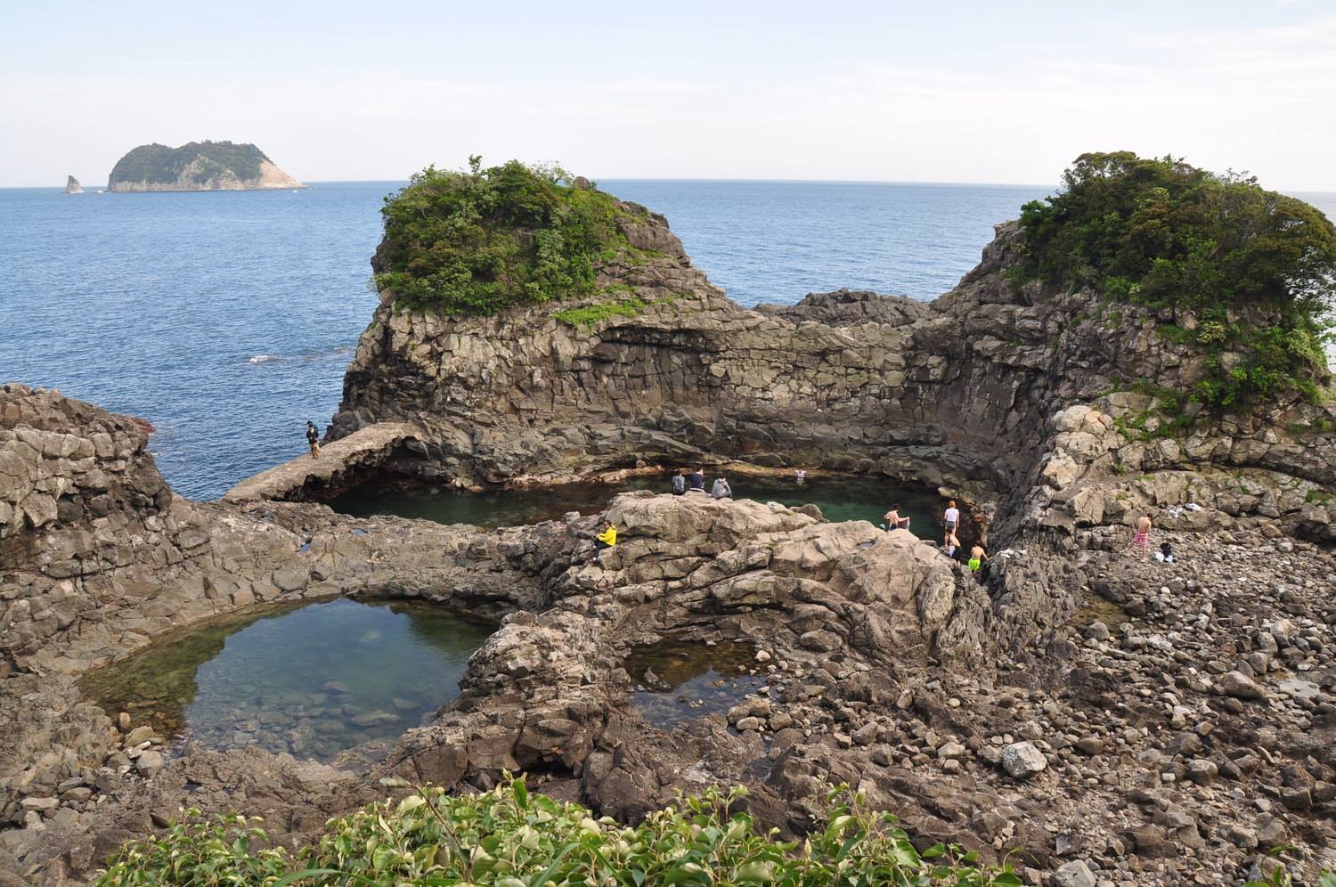 韩国济州玉多莱岩附近的天然游泳池
