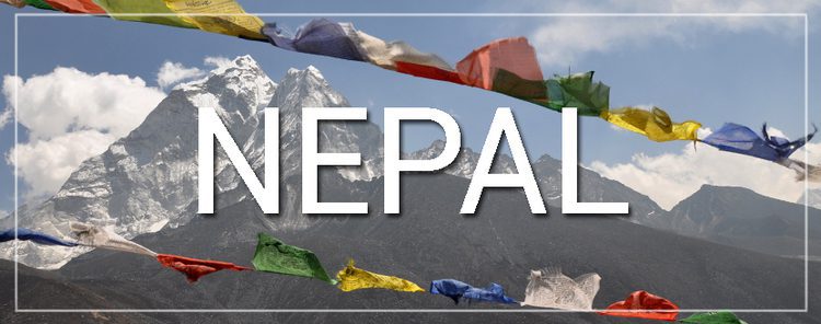 尼泊尔祈祷旗和山脉