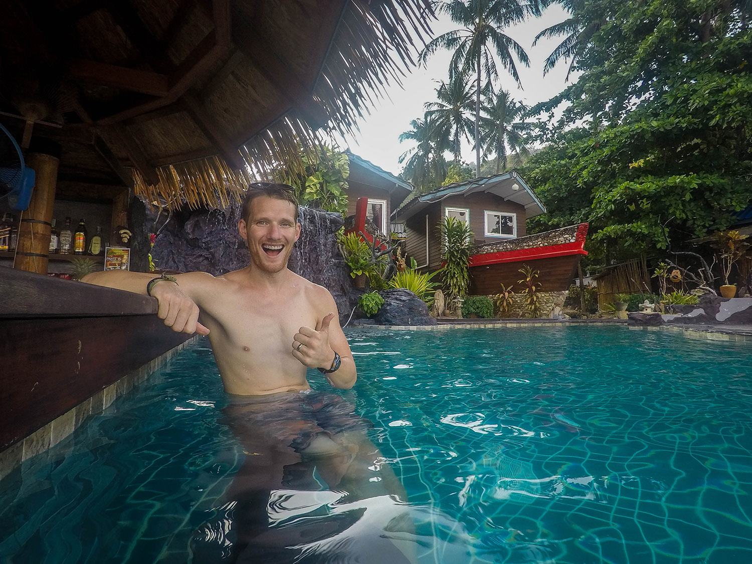 在Koh Lanta泰国海盗天堂泳池派对的事情