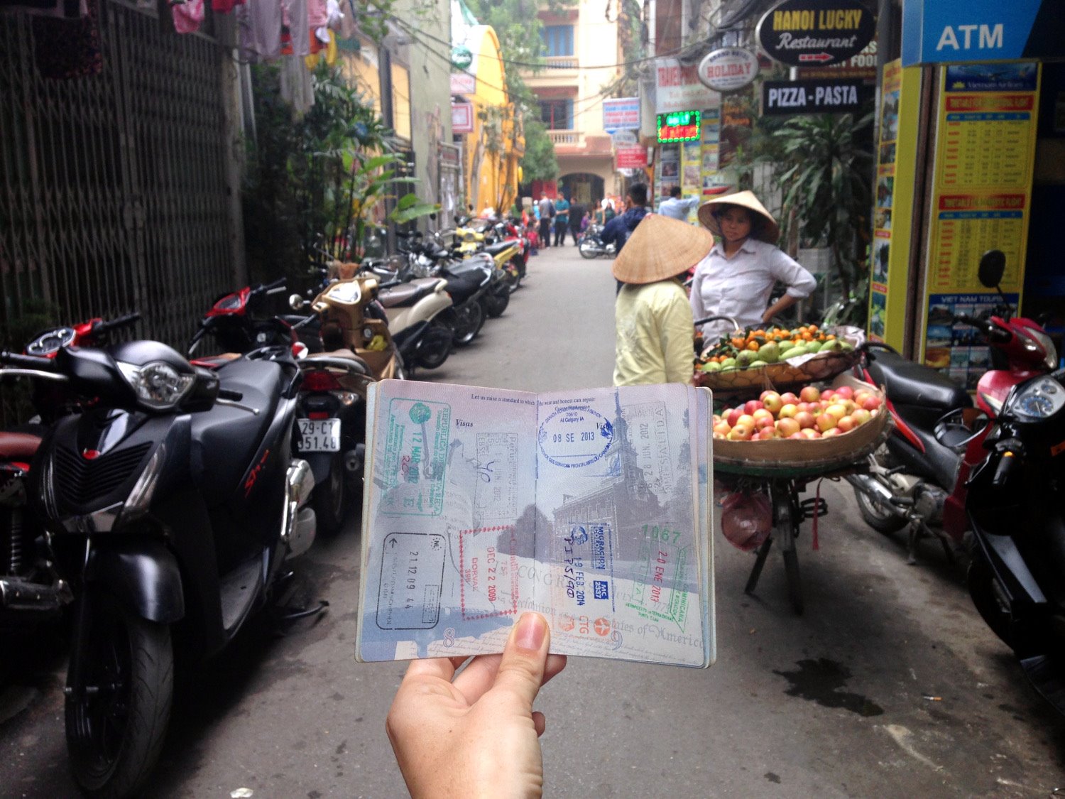 越南签证护照在河内街
