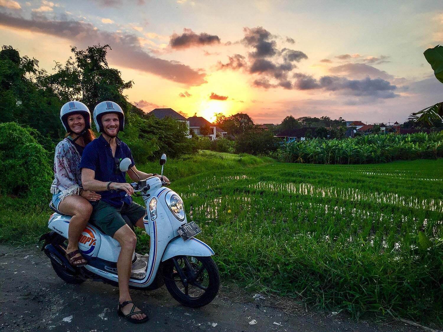 华体会最新登录网站旅游保险比较-摩托车在巴厘岛的日落