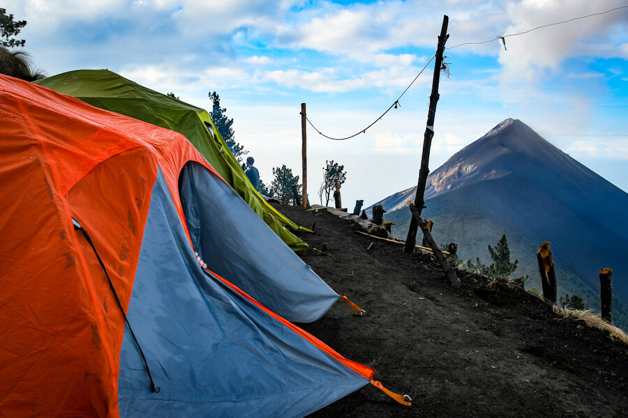 阿卡特南戈火山的帐篷营地