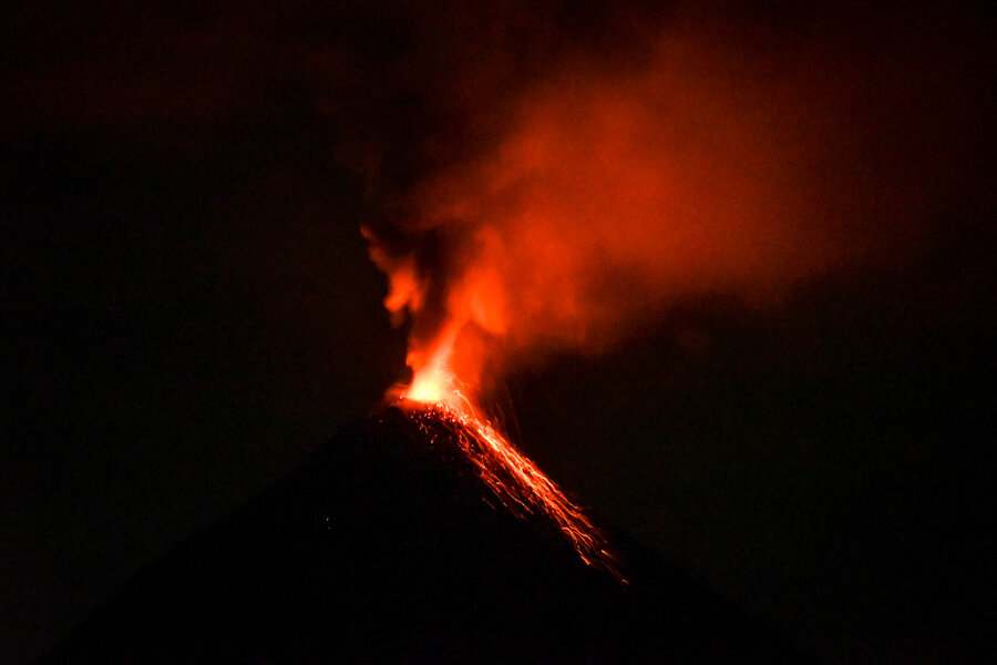 火之火山在夜间喷发;从阿卡特南戈的大本营俯瞰