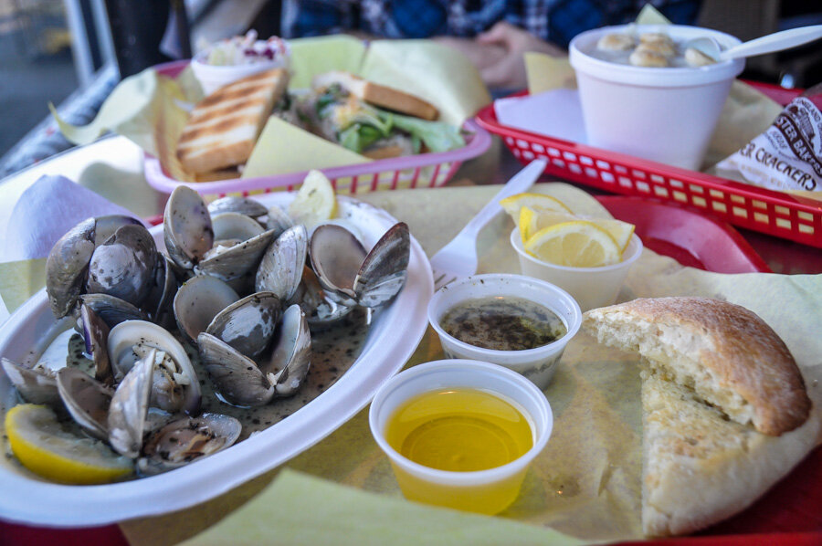 当你在一个以某种食物闻名的地方(比如俄勒冈海岸的蛤蜊!)，一定要尝尝!但是要平衡你的预算，你可以在其他餐点吃得简单一些。