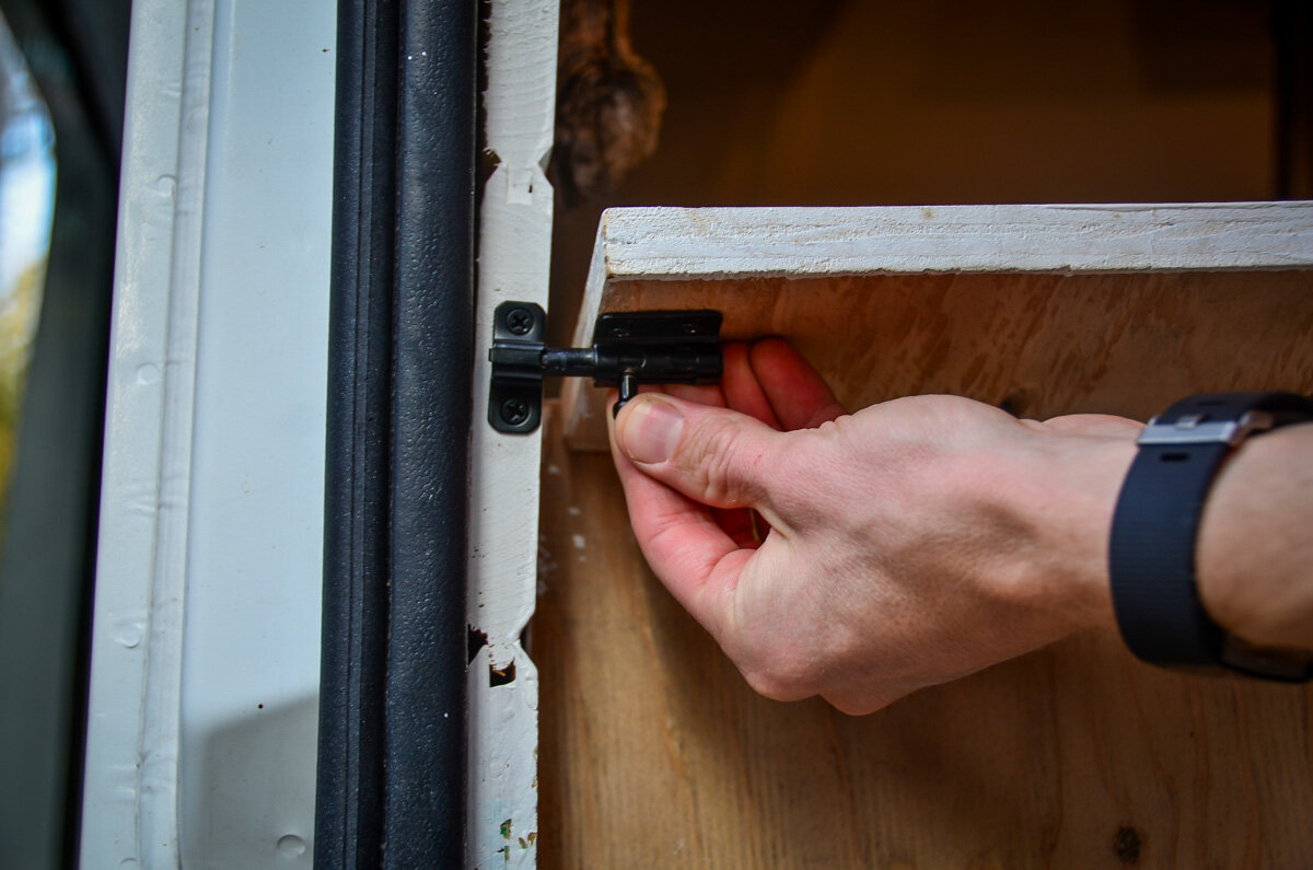 专业提示:安装一个门闩，以保持盒盖的位置，以防你停在一个倾斜。相信我们。