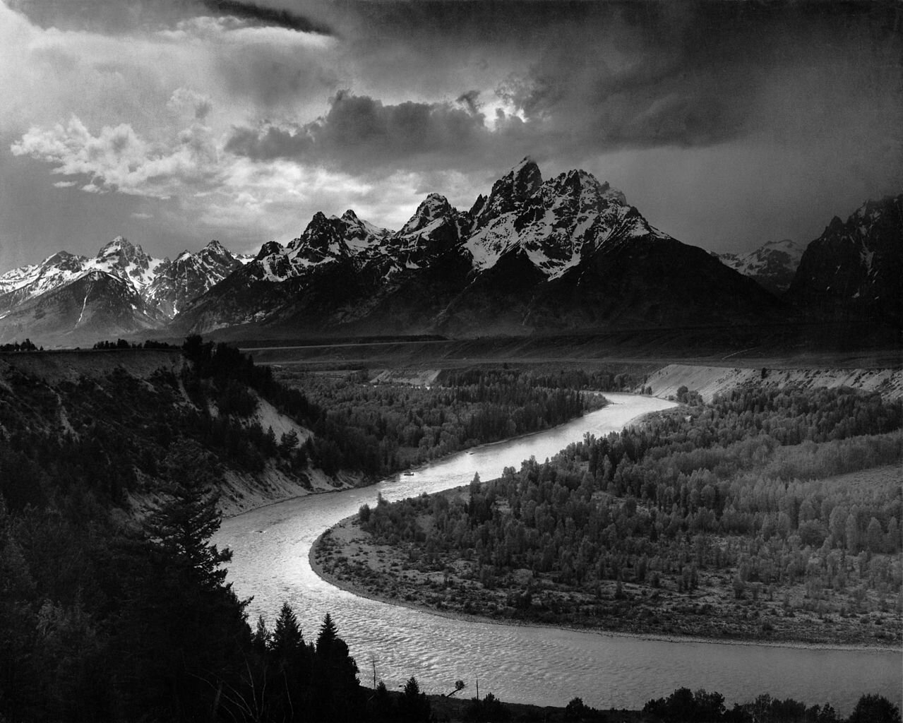 这是1942年的标志性照片，由美国传奇摄影师安塞尔·亚当斯拍摄。