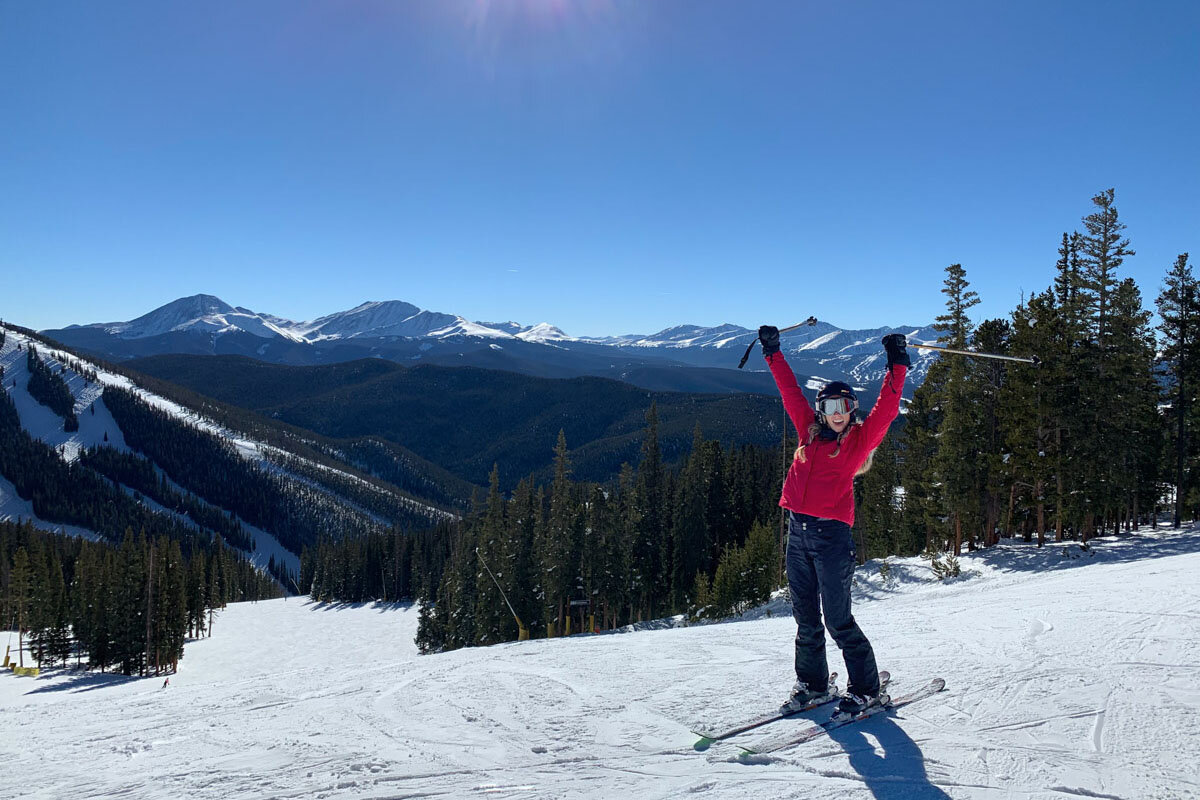 我们的编辑阿曼达在一个完美的蓝鸟天在楔石滑雪胜地