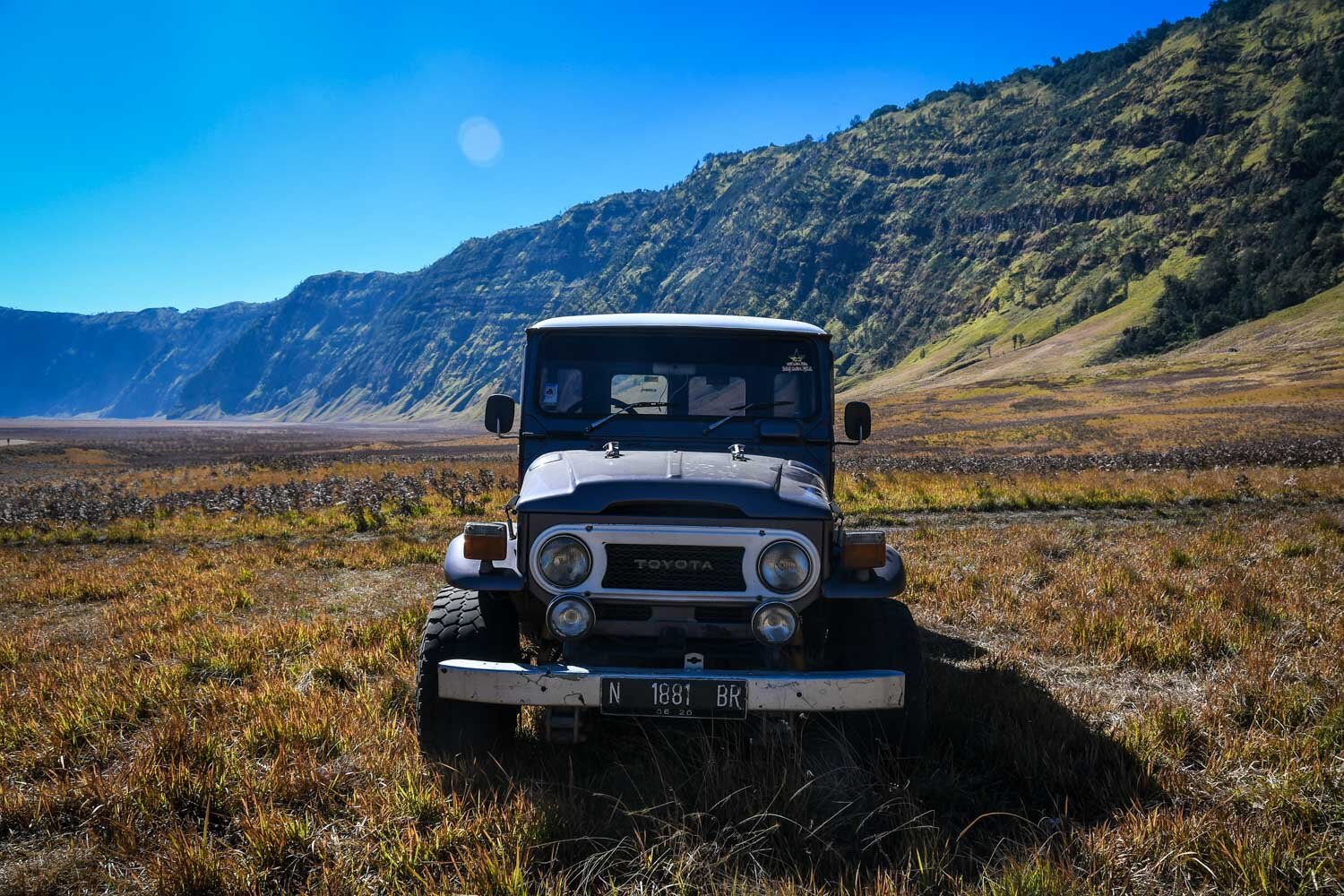 Bromo山盆地照片吉普车