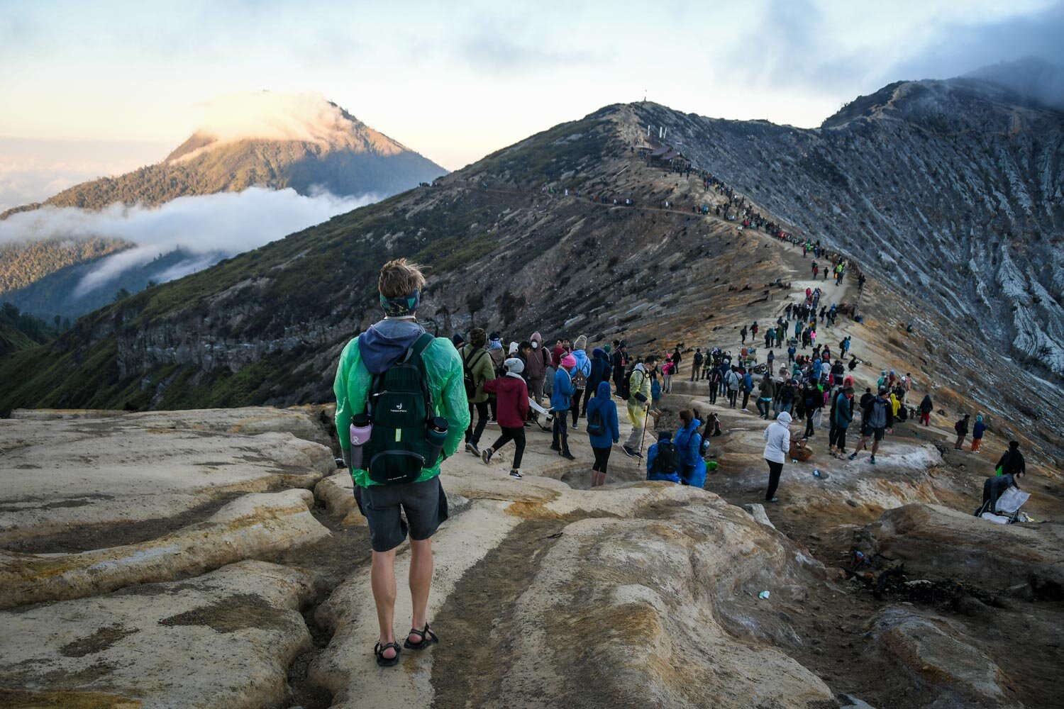 伊真火山口日出徒步在火山口的边缘