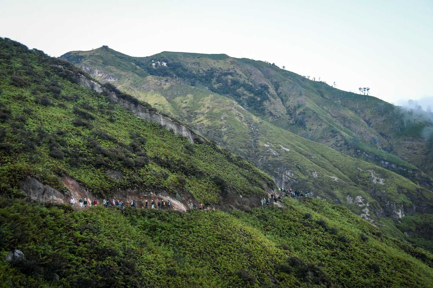 伊真火山口日出徒步到边缘