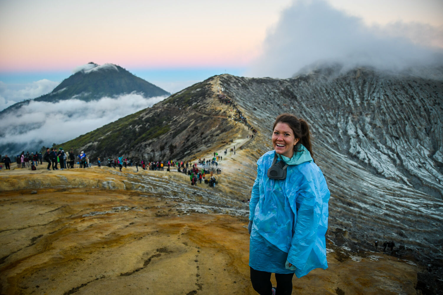 伊真火山口日出徒步在火山口的边缘