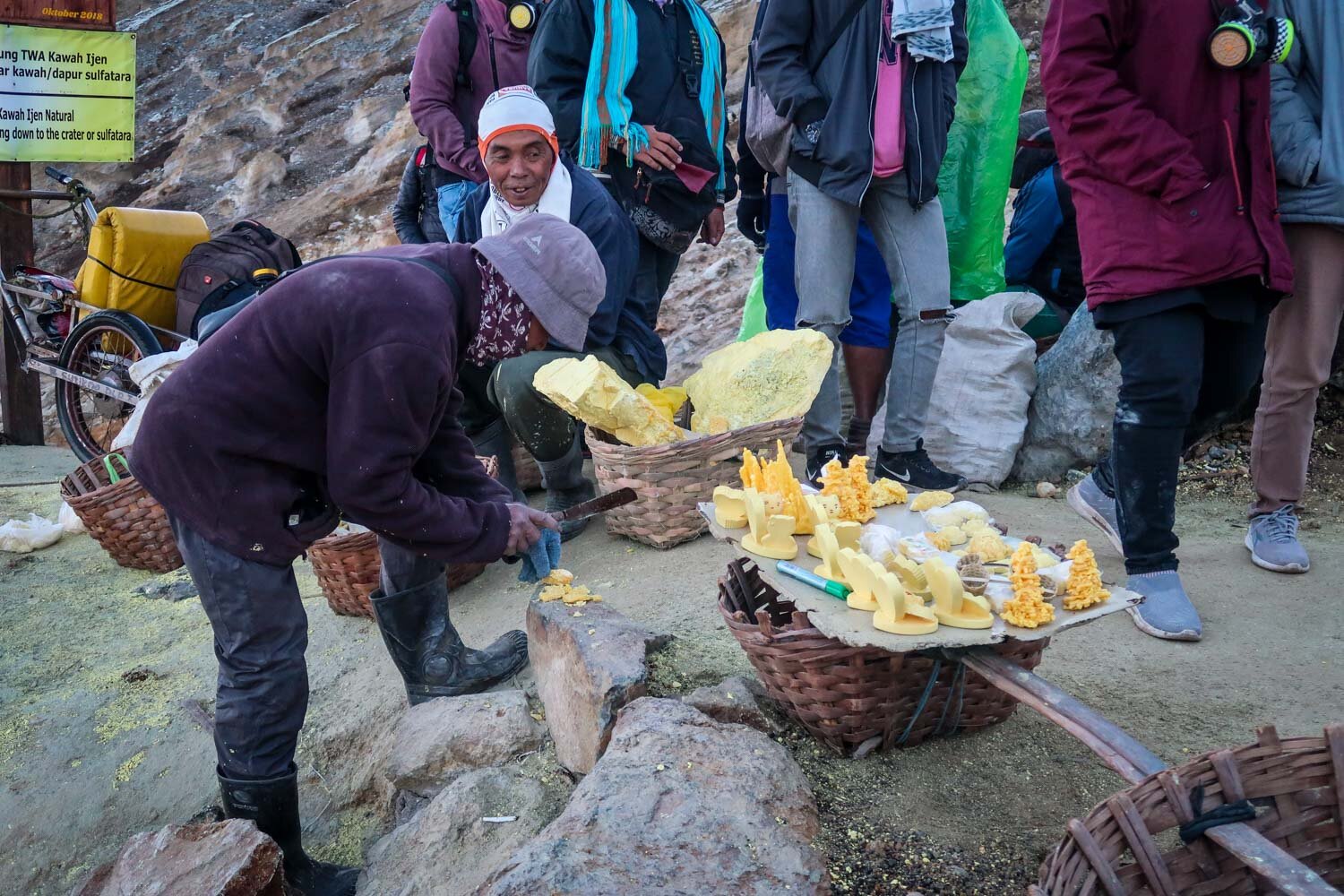 硫磺矿工人Kawah Ijen火山口日出远足