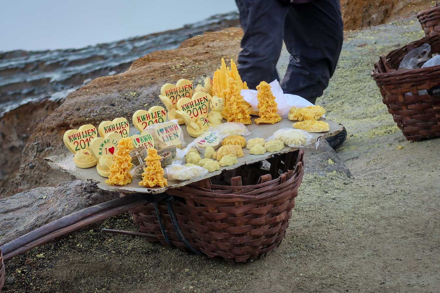 硫磺雕刻卡瓦伊仁火山口日出远足