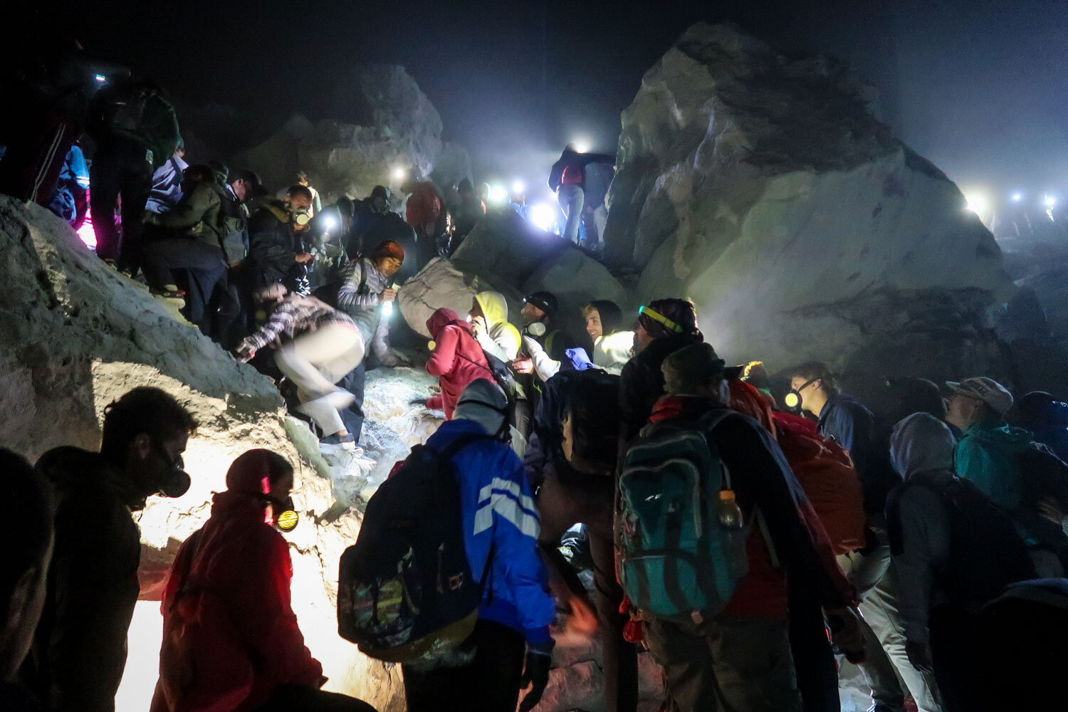 卡瓦伊仁火山口日出徒步出火山口