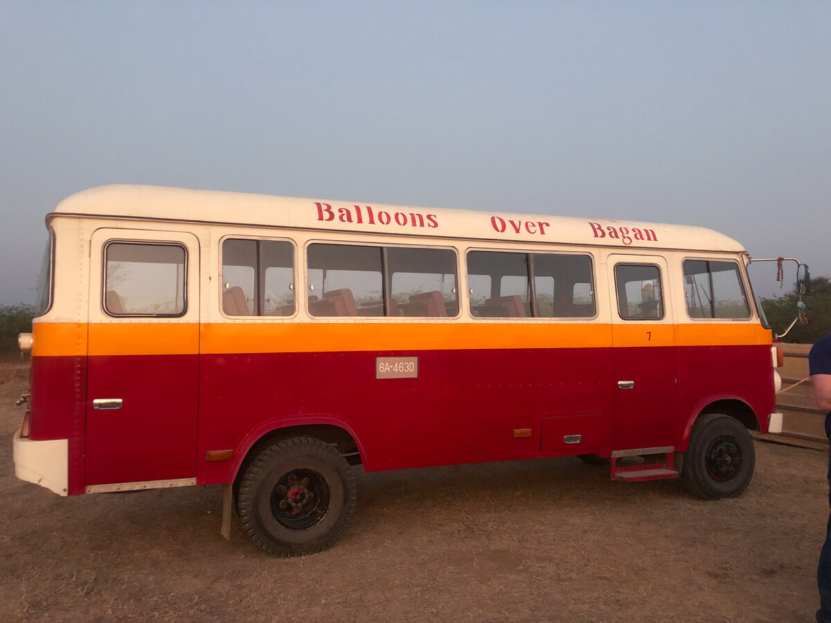 蒲甘的热气球|蒲甘穿梭巴士上空的热气球
