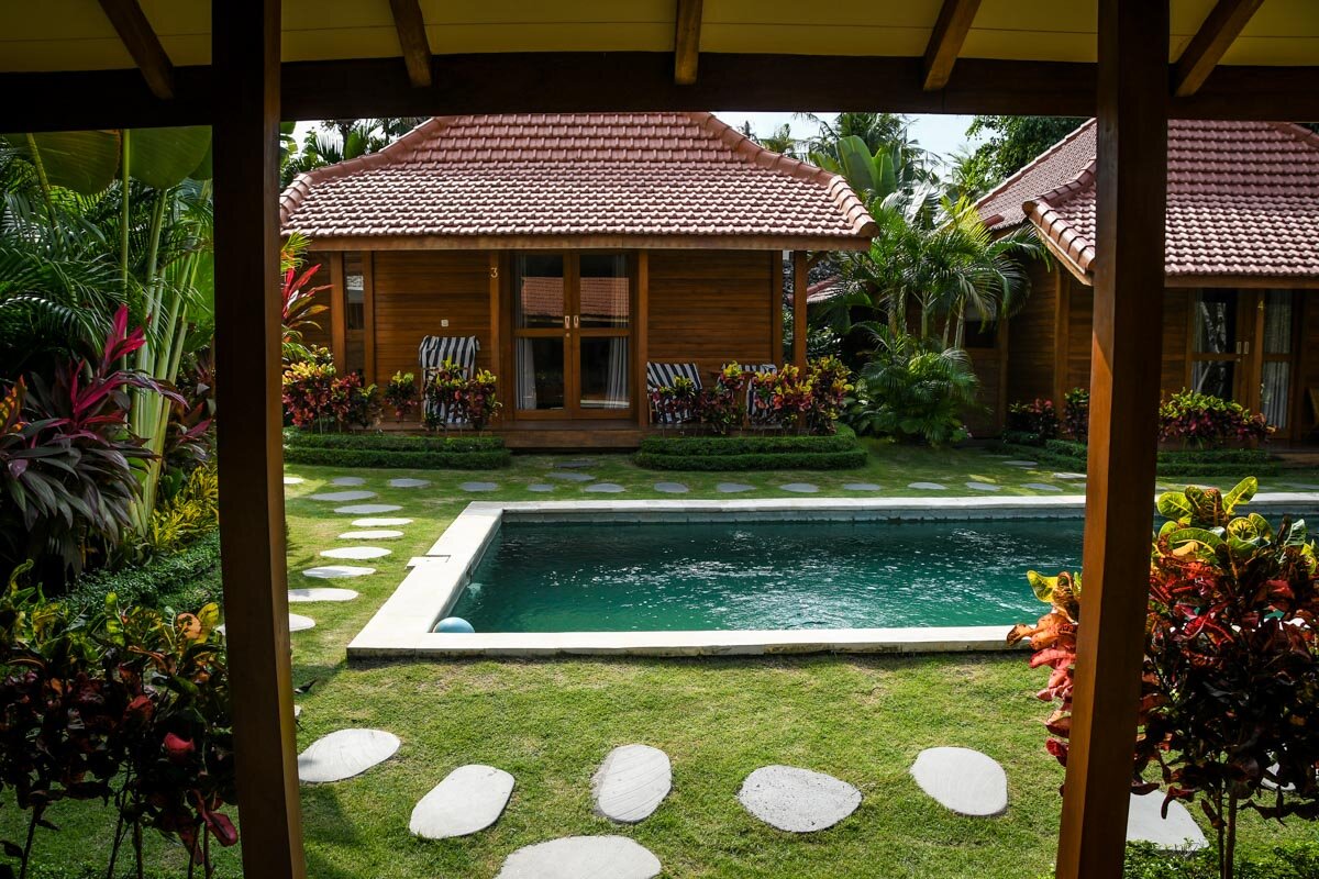 当我们的家人在巴厘岛拜访我们时，我们的Airbnb平房离游泳池只有几步之遥
