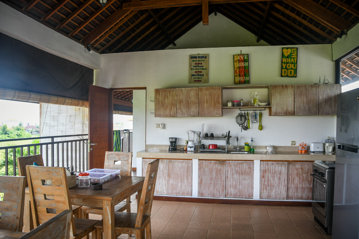 我们喜欢做饭，我们在巴厘岛的爱彼迎厨房里有很大的空间