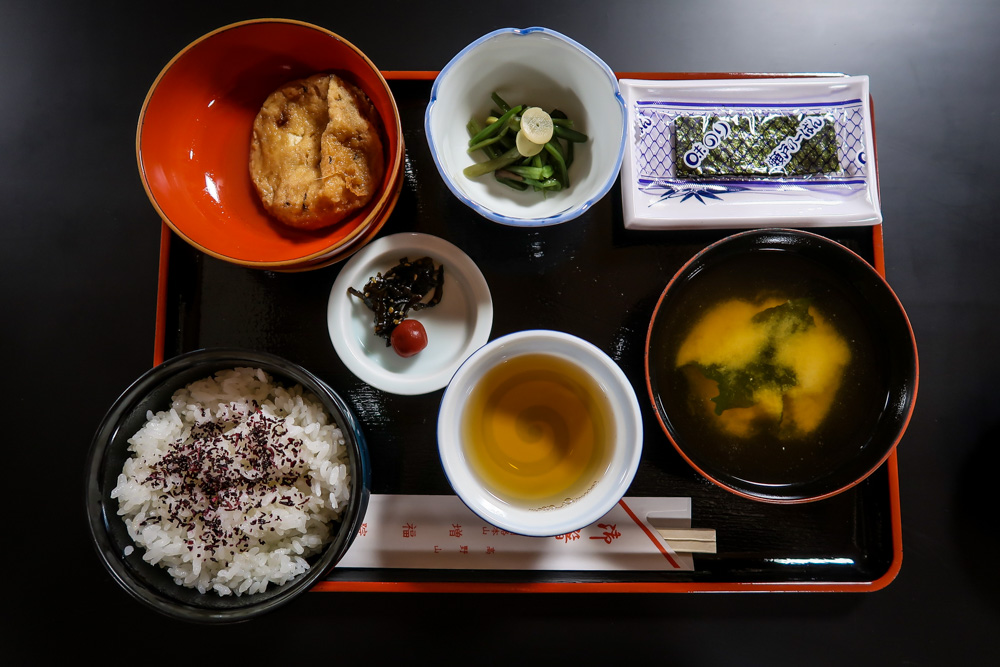 这是在高山的寺庙住宿的素食关饭。大多数寺庙住宿的食物都是100%的素食，如果不是纯素食的话。