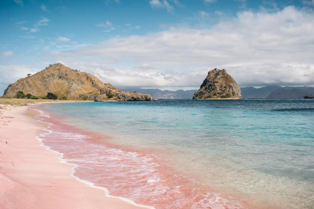 印度尼西亚弗洛雷斯的粉色海滩