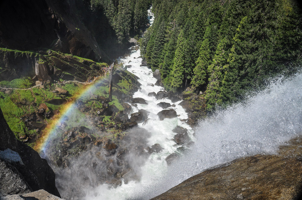 约塞米蒂国家公园最佳徒步之旅:春日瀑布，薄雾彩虹