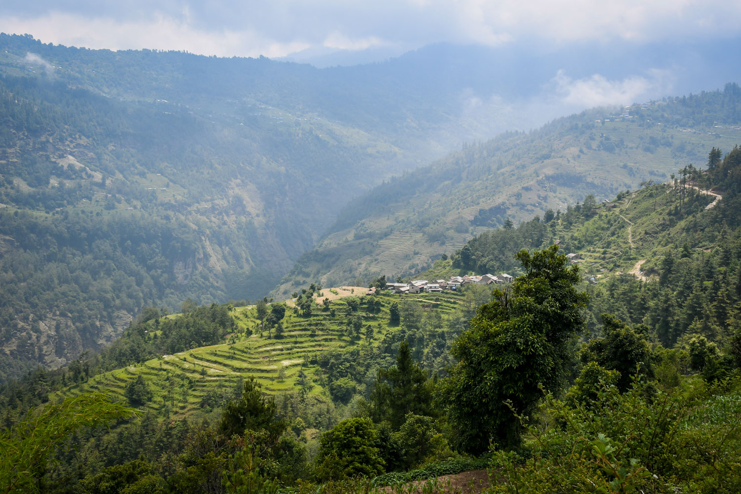 在尼泊尔徒步旅行，远离人迹罕至的地方