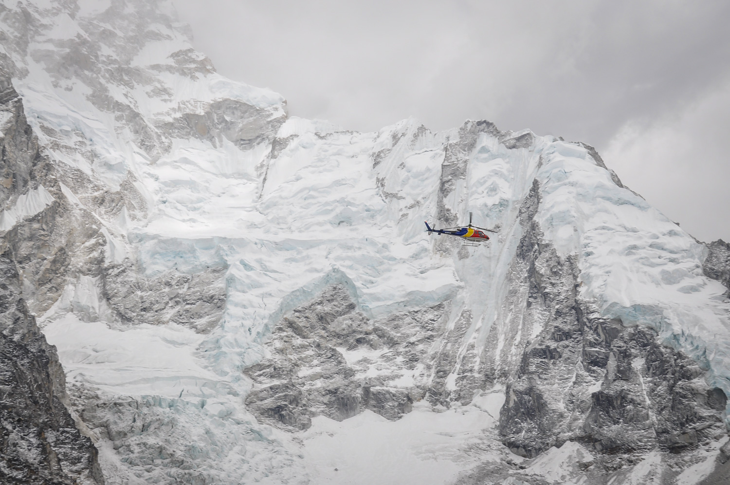 在尼泊尔风景秀丽的珠穆朗玛峰直升机飞行要做的事情