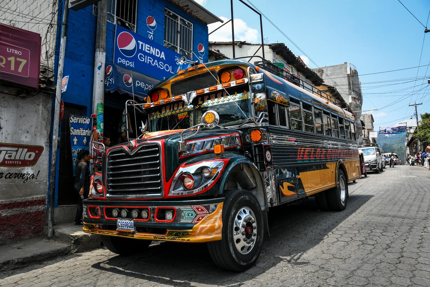 在阿提兰湖必做的事情:危地马拉的鸡巴士