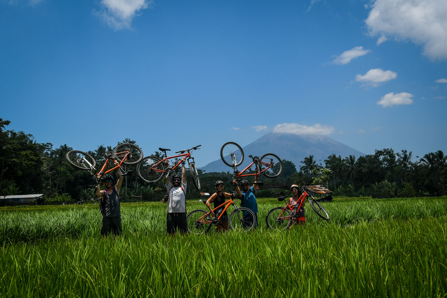 骑自行车在巴厘岛的乡村-环自行车之旅