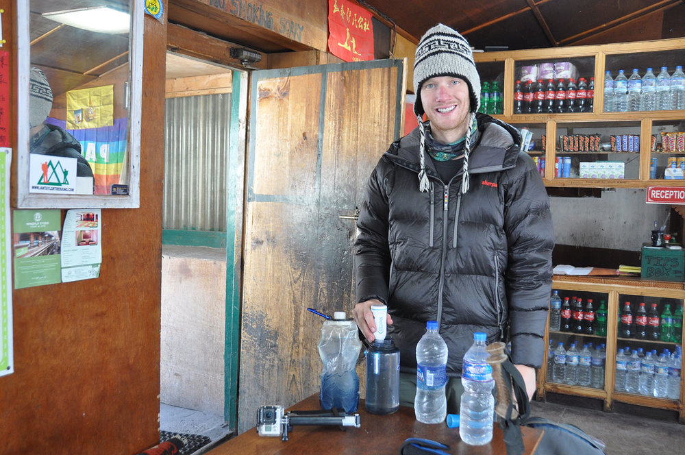 本在去珠峰大本营的徒步旅行中给水消毒