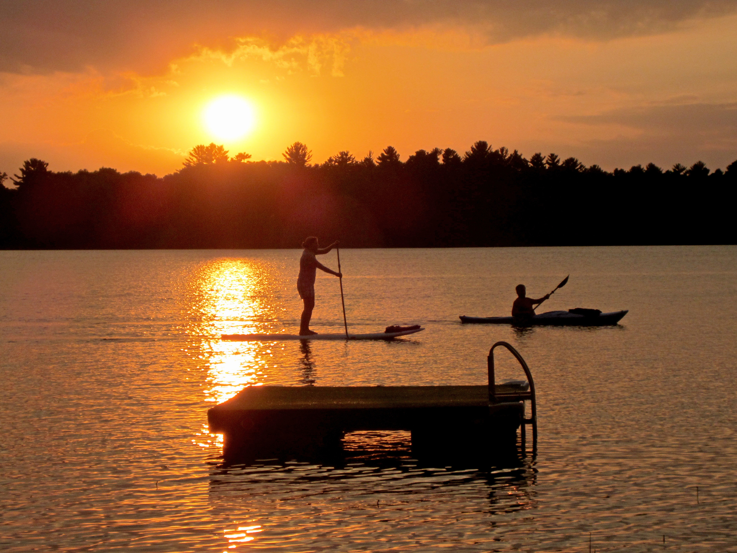 日落时玩桨板