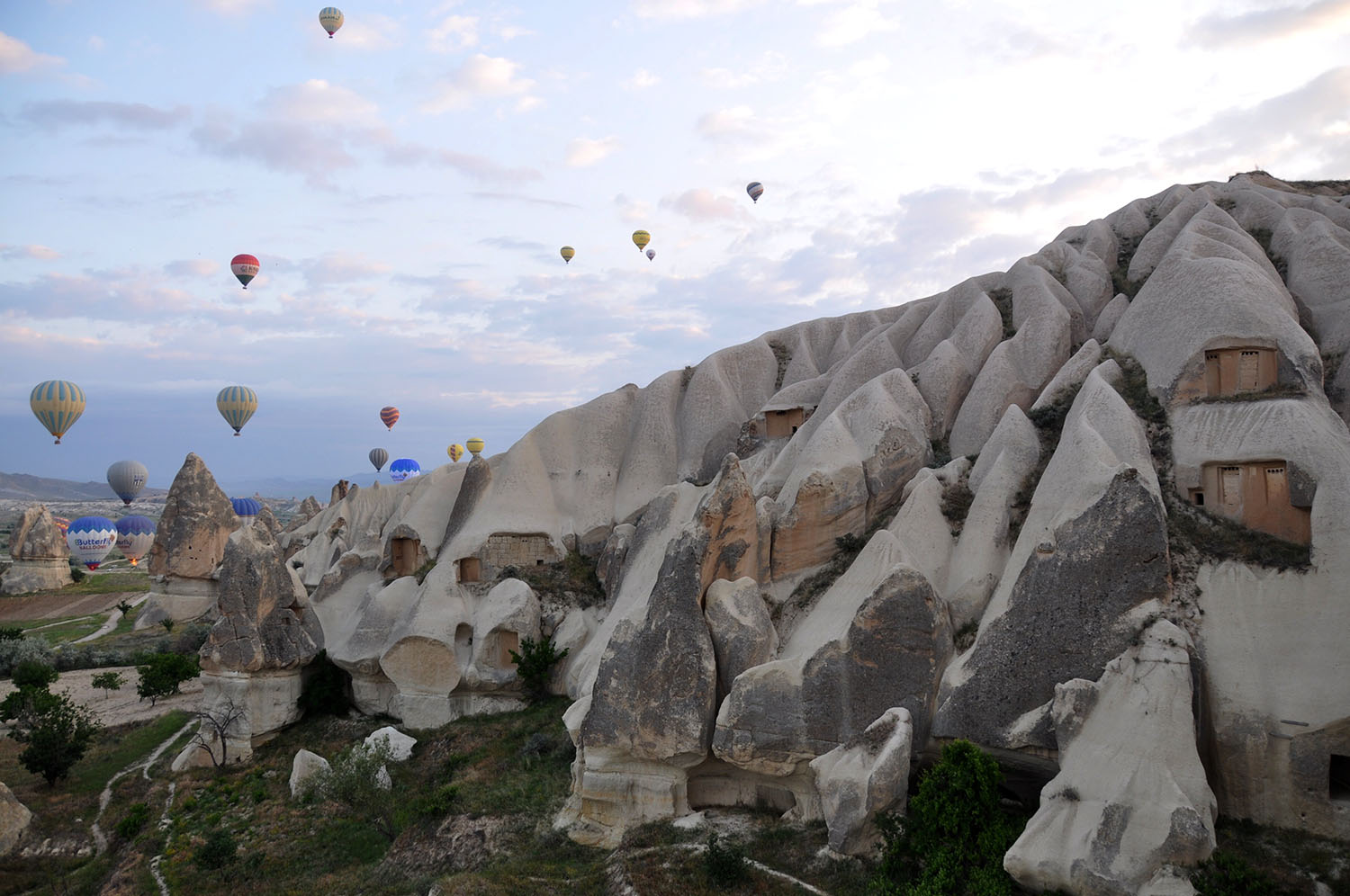 岩石热气球乘坐在卡帕多西亚土耳其与土耳其气球