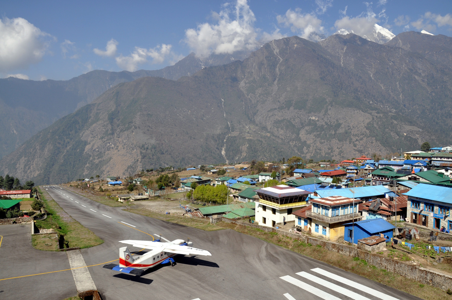 卢克拉机场珠穆朗玛峰大本营徒步旅行费用