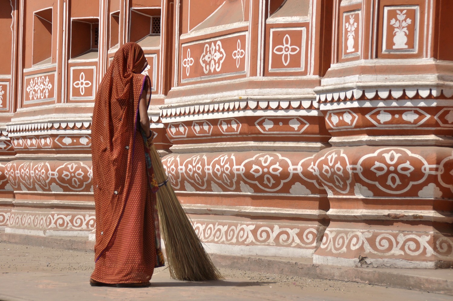 印度妇女在打扫街道