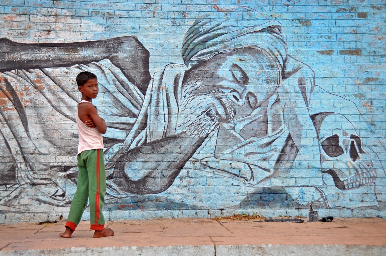 印度街头壁画和小男孩